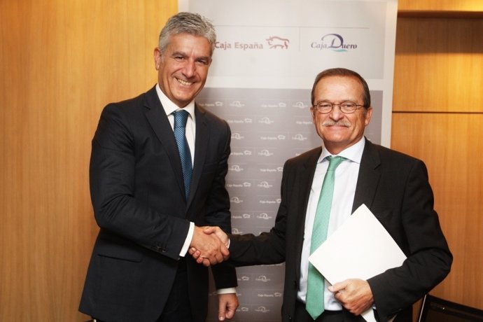 Firma del acuerdo entre Caja España-Duero y SAECA