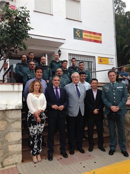 Visita al cuartel de la guardia civil de colmenar por bendodo y subdelegado