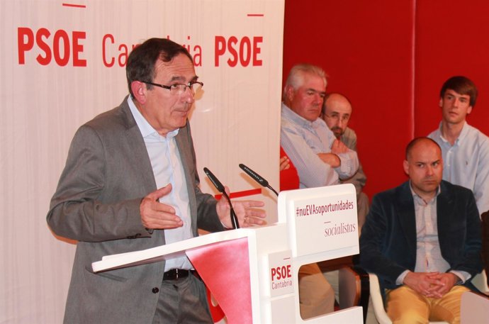 El candidato socialista Cruz Viadero