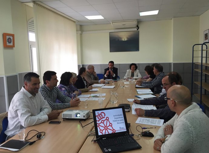  Alli Preside La Reunión Del Consejo Navarro Del Menor. 