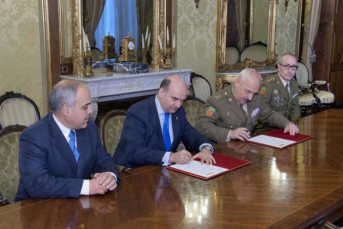 Morrás y el general jefe González firman el convenio.