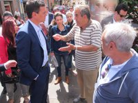 Pedro Sánchez escucha quejas en vivienda y empleo durante un paseo por La Laguna (Tenerife)