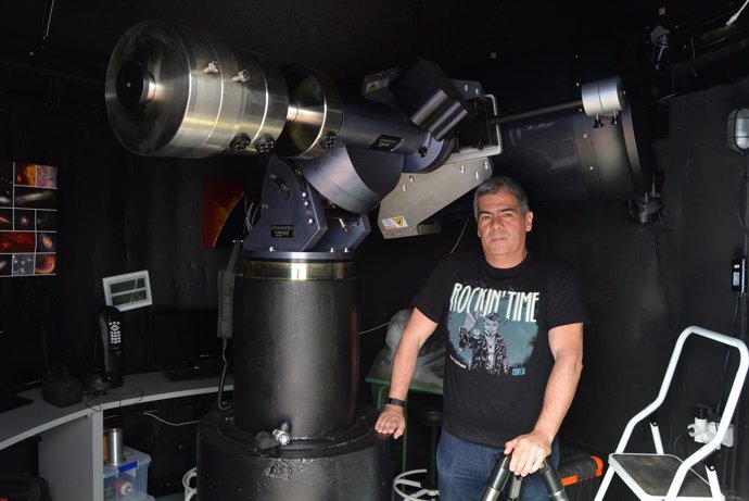 Antonio Pérez junto al telescopio de la Politécnica de Cartagena.