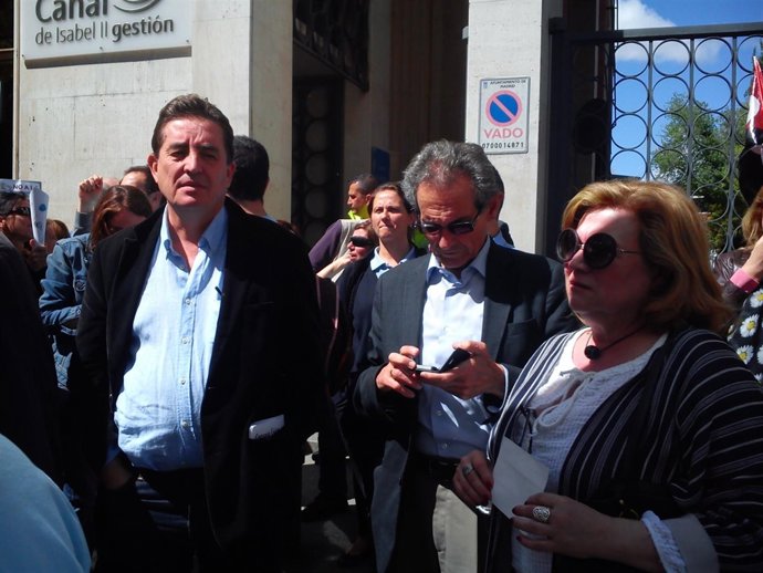 Luis García Montero durante una protesta frente a la sede del Canal de Isable II