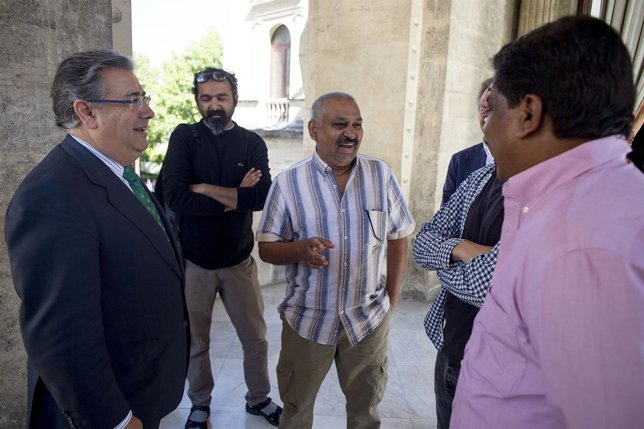 Juan Ignacio Zoido junto a responsables de la producción