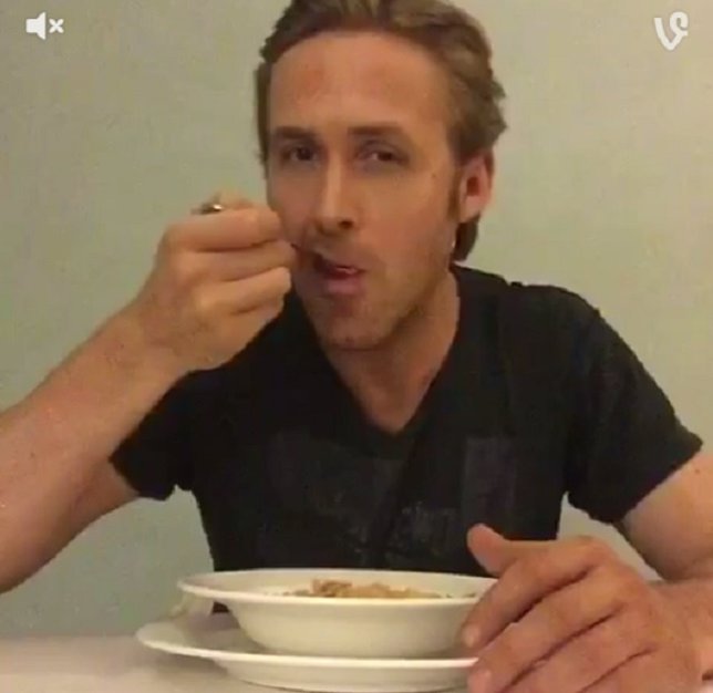 Ryan Gosling se come sus cereales