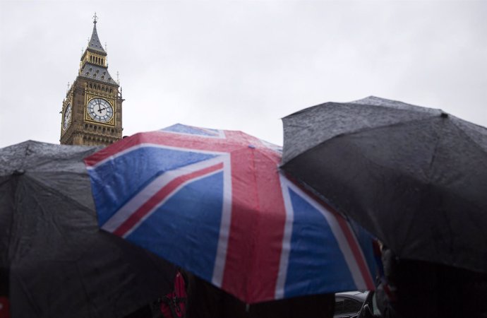 El Big Ben de Londres con paraguas delante
