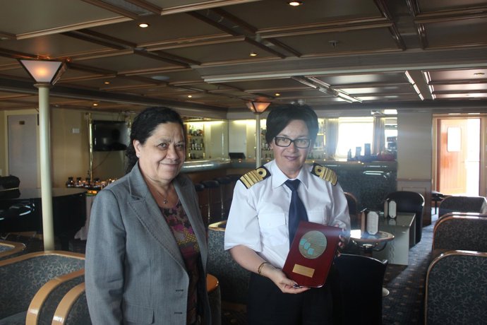 La presidenta del Puerto de Huelva, recibe al tercer crucero del año. 