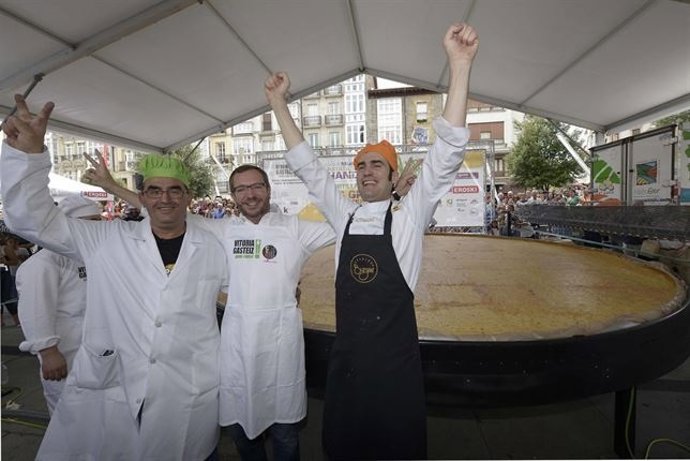 Maroto durante el intento de Record Guinnes de tortilla.