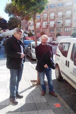 Pedro Jiménez y Juan Manuel Arazola, junto a un coche en plena calle. 