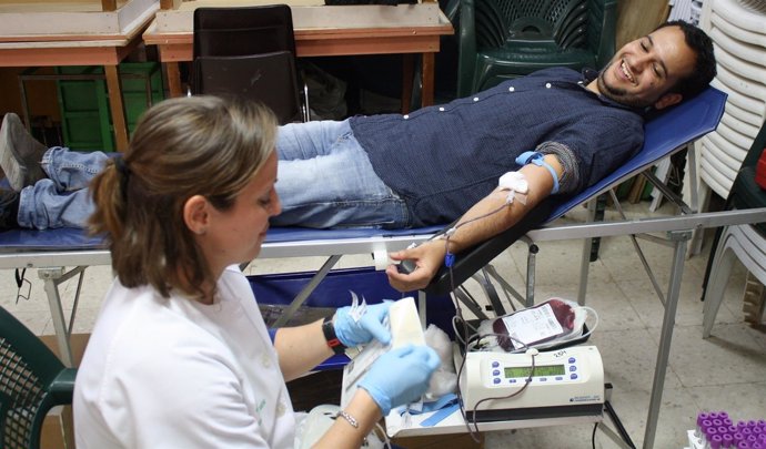 González Rojas dona sangre.