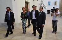 Moreno pide a Díaz que lidere las negociaciones y que cite al PP-A "lo antes posible" para una reunión