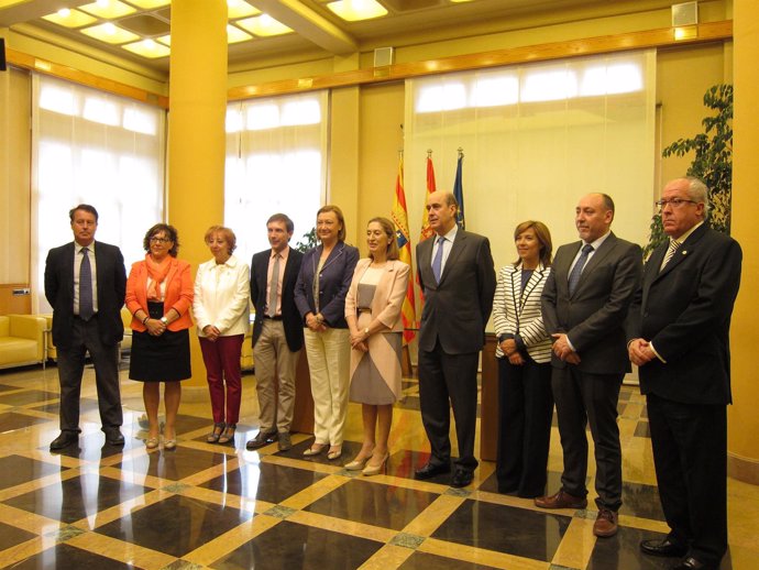 Pastor y Rudi con los alcaldes de las localidades, esta tarde, tras la firma