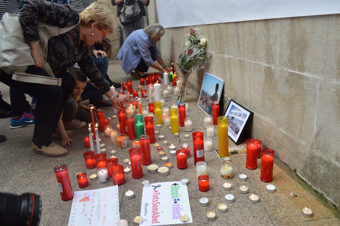 Más de 400 personas homenajean al profesor herido mortalmente por un alumno
