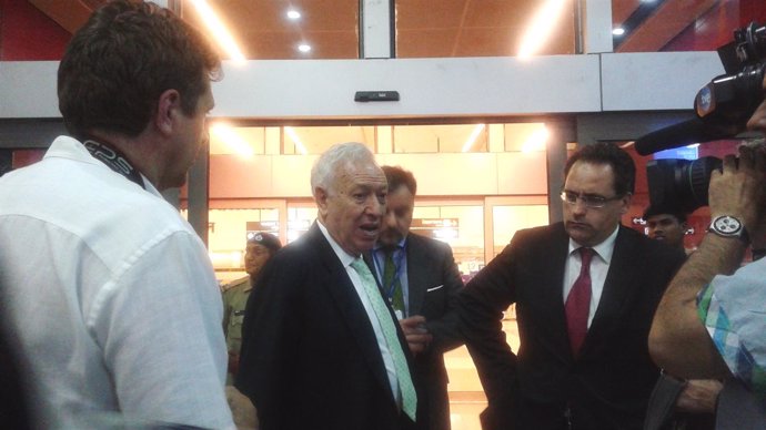 Margallo en el aeropuerto de Nueva Delhi para recibir a los español