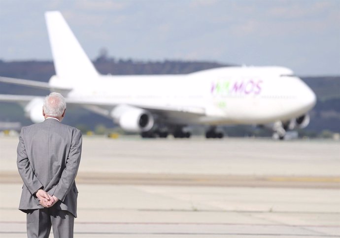 Margallo espera un avión con españoles evacuados de Nepal