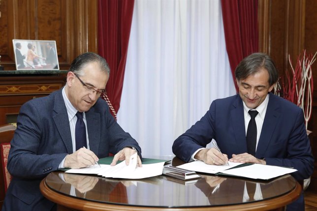 Enrique Maya y Emilio Sáenz en la firma del convenio