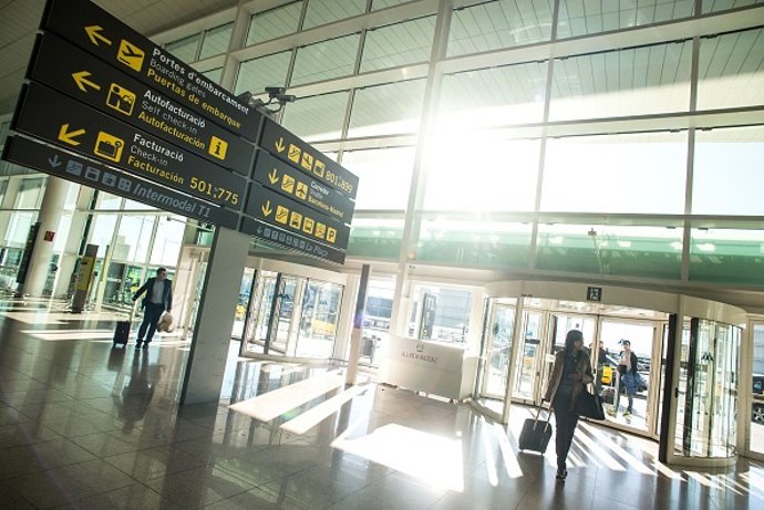 Viajera en aeropuerto de España