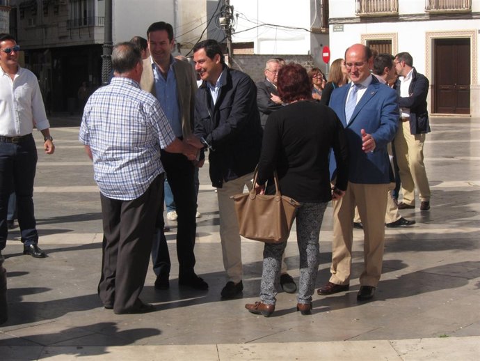 Juanma Moreno saluda a vecinos de Montilla con Adolfo Molina y Federico Cabello