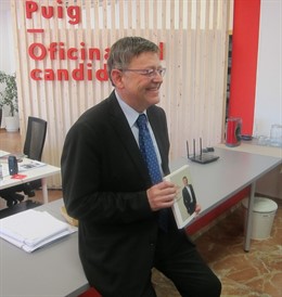 Ximo Puig con su libro