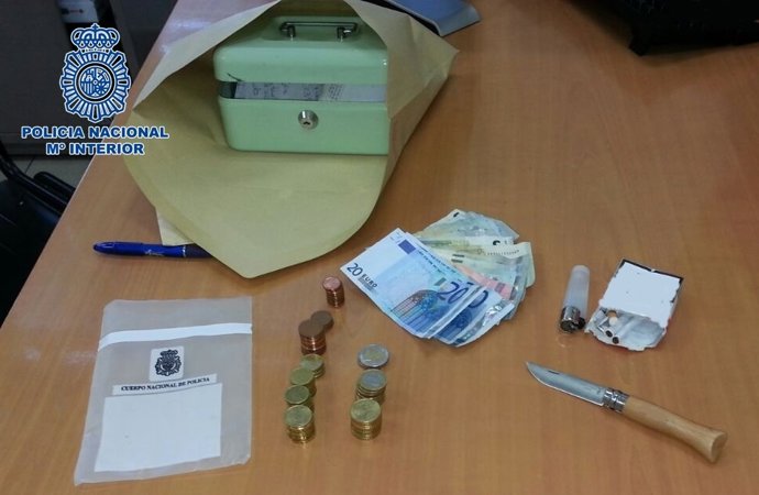 Material y dinero incautado del robo en un establecimiento