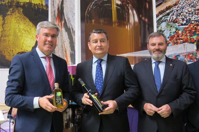 Antonio Sanz en el stand de Jaén de Expoliva