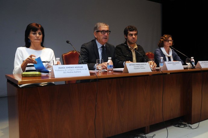 Pineda intervine en la inauguración junto a Pérez Azaústre