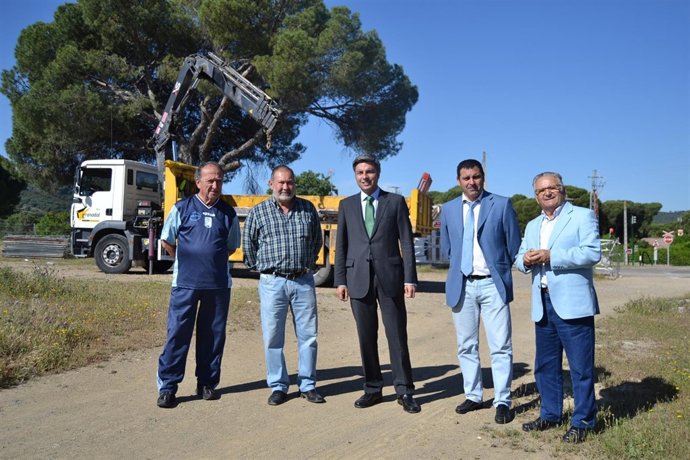 Lorite (centro) en la visita a las obras de urbanización