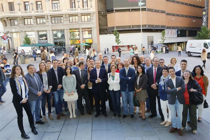 Carmona con miembros de su candidatura en Callao