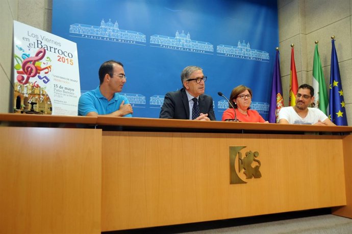 Pineda interviene, junto a Sánchez, en la presentación del concierto