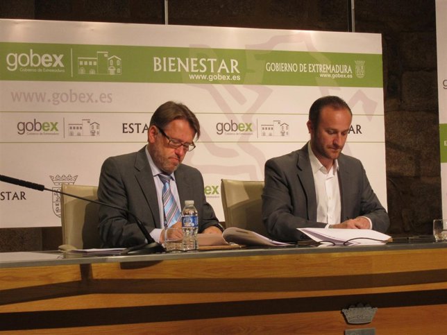 Firma del convenio de la Ruta del Vino Ribera del Guadiana