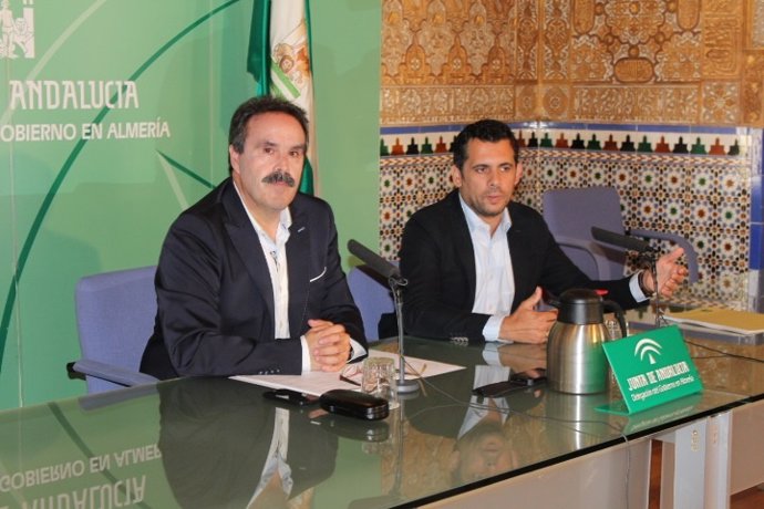 El delegado de Salud de Almería, Alfredo Valdivia, y el director del IAJ