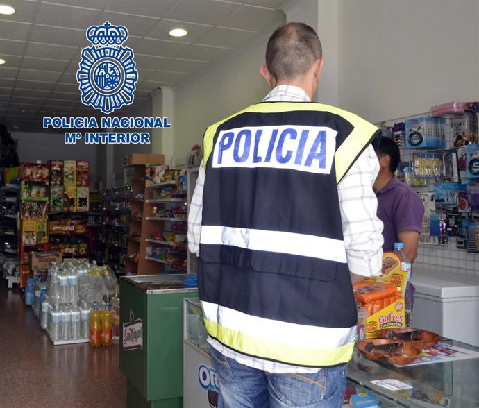 Detenido por la Policía Nacional por atracar en un establecimiento 