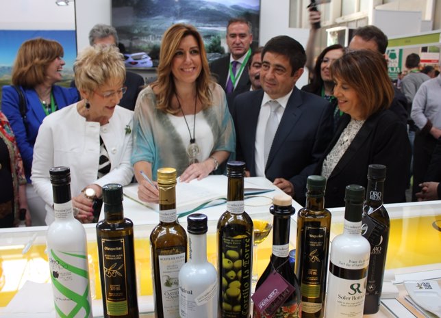 Susana Díaz firmando en el libro de apoyo al paisaje cultural del olivar