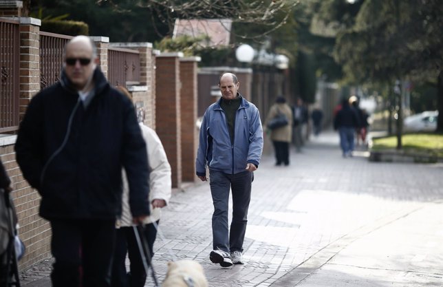 Gente paseando, paseo, jubilado, jubilación, caminando