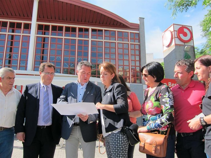 Espadas, con miembros de su equipo, ante el apeadero de San Bernardo