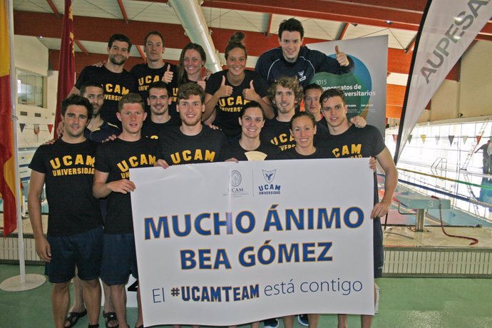 Los nadadores de la UCAM muestran su apoyo a Bea Gómez