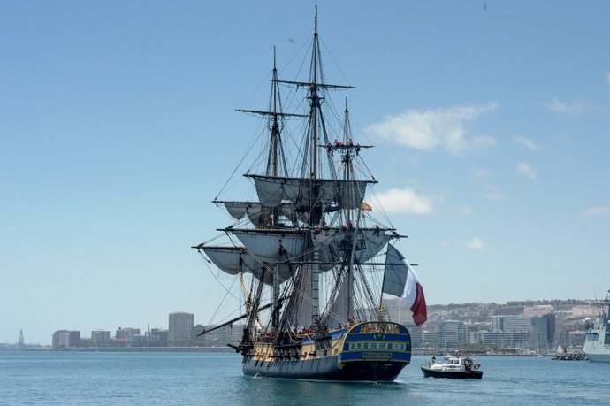 Las Palmas de Gran Canaria despide a la fragata francesa L'Hermione 