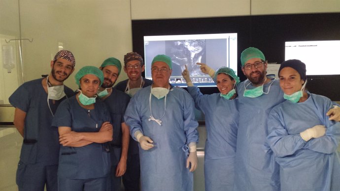 Dr. Cenjor, en el centro de la imagen,  junto equipo quirúrgico