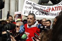 Afectados por la hepatitis C lamentan que se archive la querella contra Mato pero respetan la decisión del Supremo