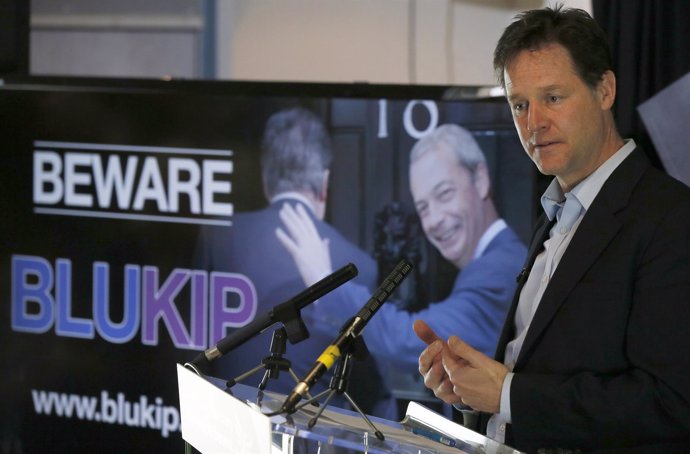 El líder liberaldemócrata, Nick Clegg, ante una pantalla con la imagen de Farage