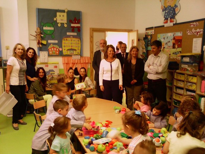 Manuela Gómez (centro) en la visita al colegio