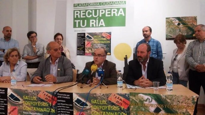 Miembros de la Plataforma 'Recupera tu ría' de Huelva.