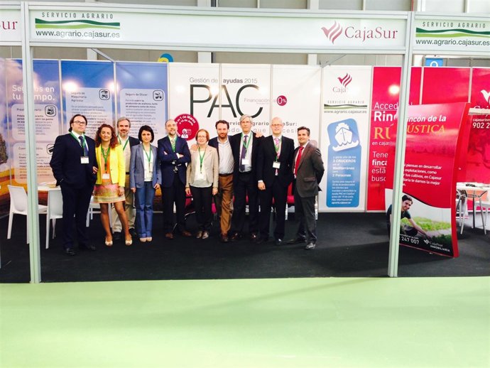 Empleados de Cajasur en el estand de la entidad en Expoliva 2015.