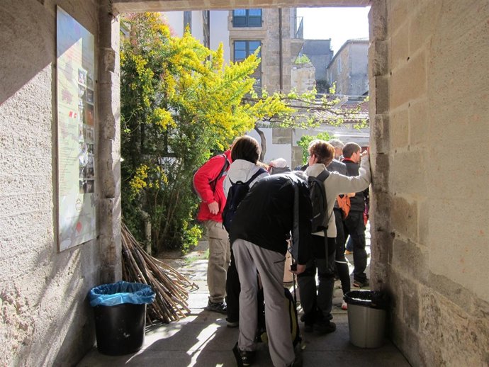 Peregrinos Hacen Cola En La Oficina Del Peregrino Para Obtener La Compostela