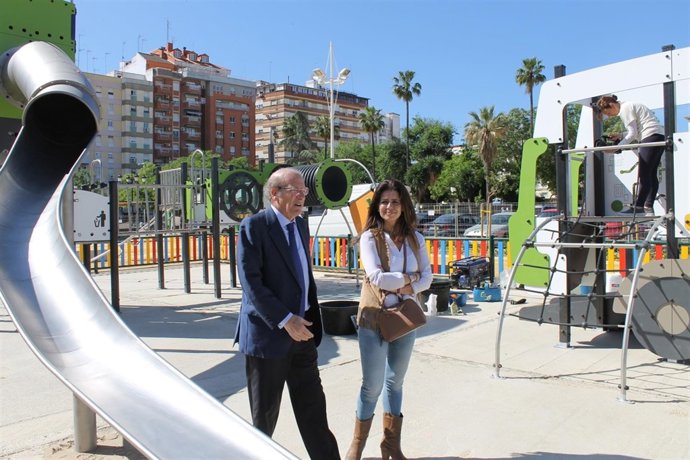El alcalde de Huelva, en el nuevo área de juegos de Isla Chica. 