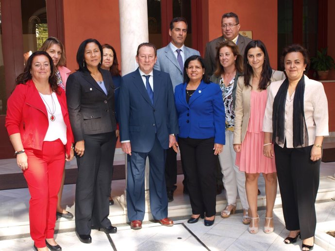 De Llera enseña a una delegación de Panamá los recursos en violencia de género