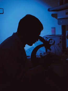 Científico, laboratorio, microscopio