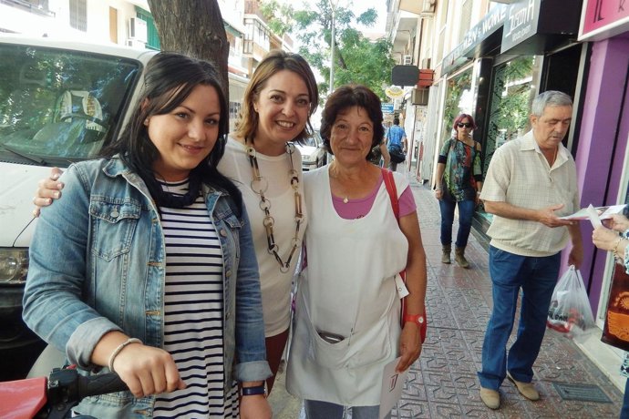 La candidata socialista a la Alcaldía, Isabel Ambrosio, con comerciantes