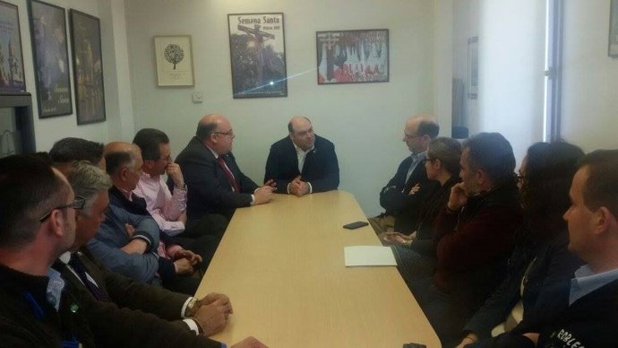 Caunedo (Centro) en la reunión con la Junta de Hermandades. 